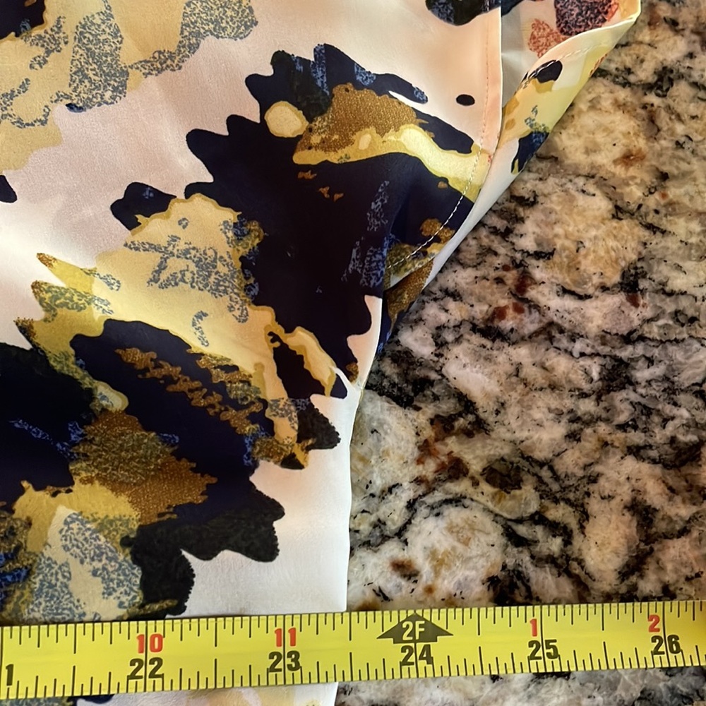Large Daisy Fuentes Ruffled Blouse - Picture 5 of 7